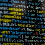 Владелец питомца изучает веб-разработку за компьютером рядом с животным