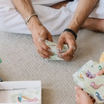 Домашние питомцы играют с развивающими игрушками дома