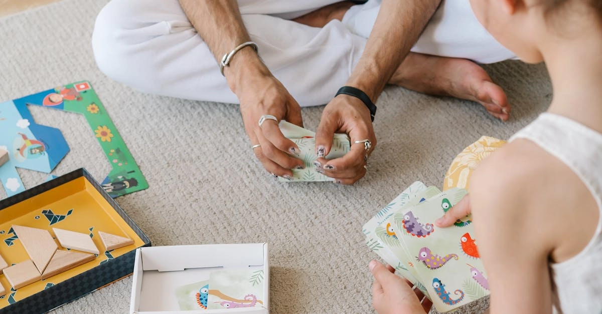 Домашние питомцы играют с развивающими игрушками дома