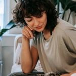 Владелец с питомцем за компьютером, безопасное использование интернета