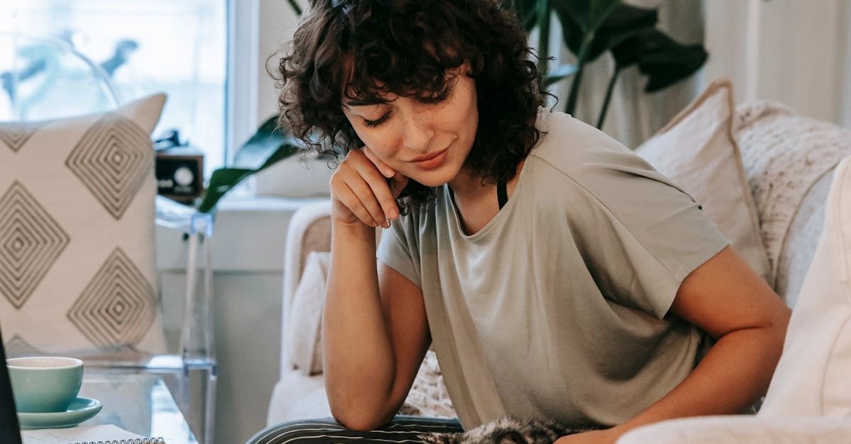 Владелец с питомцем за компьютером, безопасное использование интернета