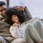 Владелец с питомцем во время домашнего отдыха