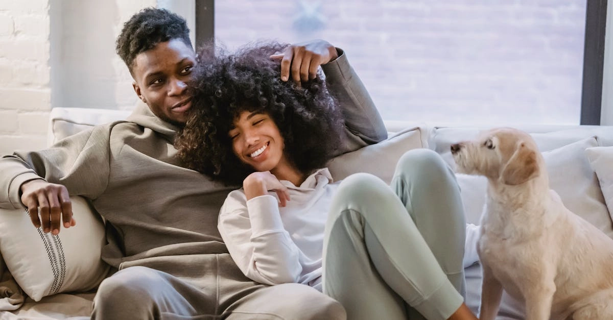 Владелец с питомцем во время домашнего отдыха